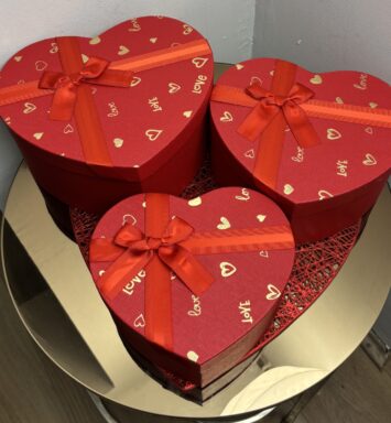 Ukrasne 3u1 kutije u obliku srca – crvene sa zlatnim dezenom